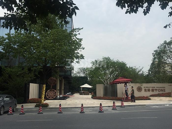龙湖唐宁ONE项目售楼处入口实景图（2015.6）