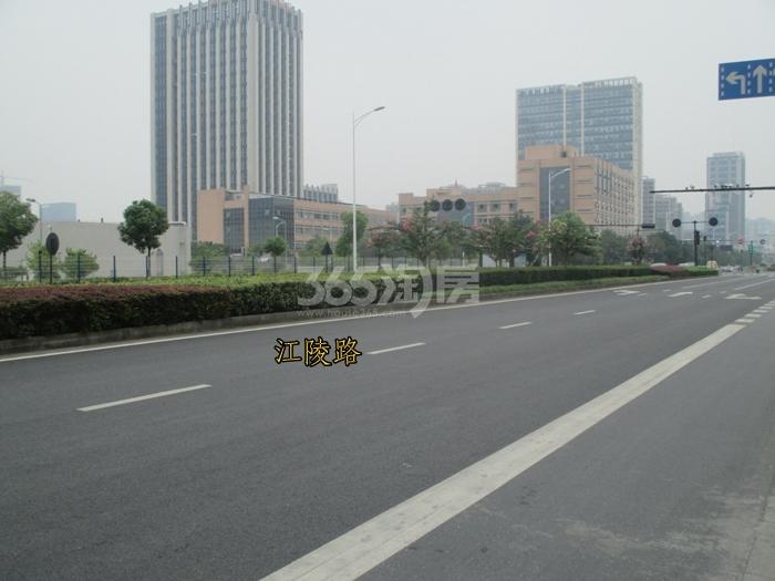 2015年8月鑫都汇项目周边道路