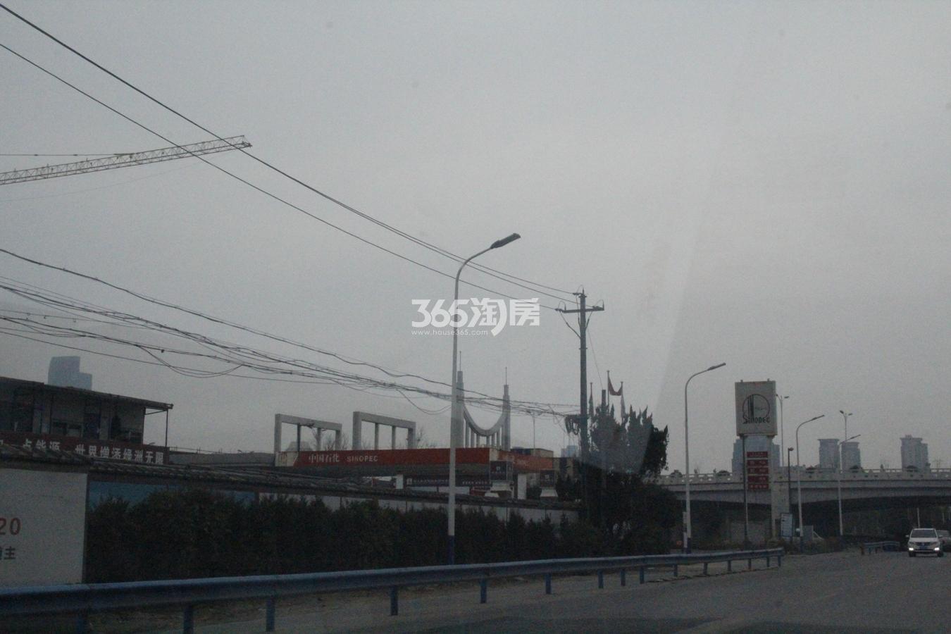 万科海上明月南面北塘路晚间实景图 2017.5摄