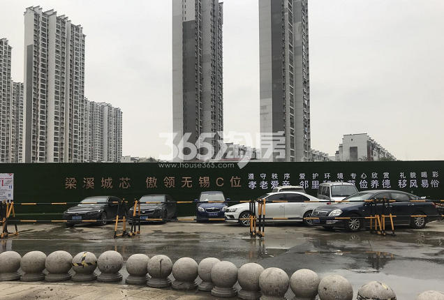 美好铂翠工地周边围挡实景图（2020.12.30 摄）