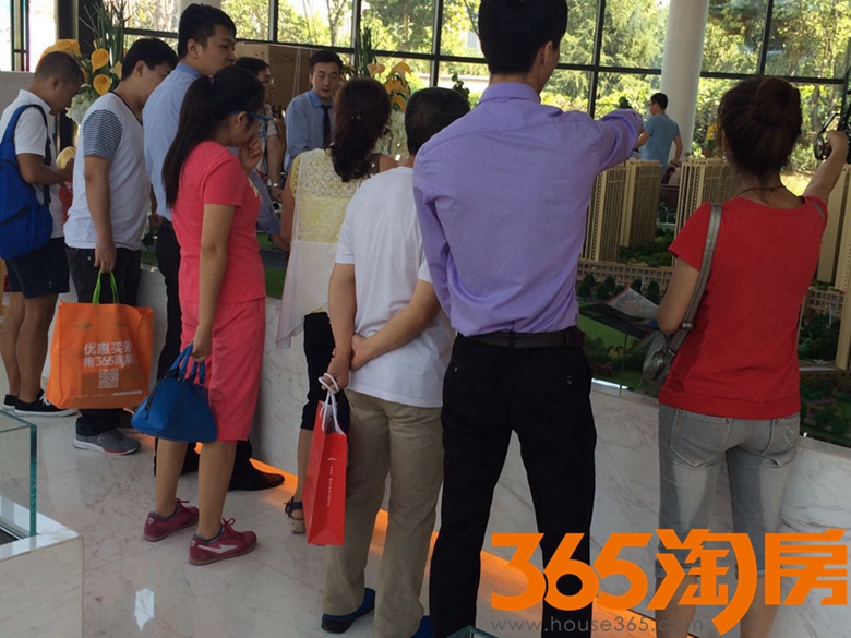 365看房团网友听莱安城置业顾问讲解